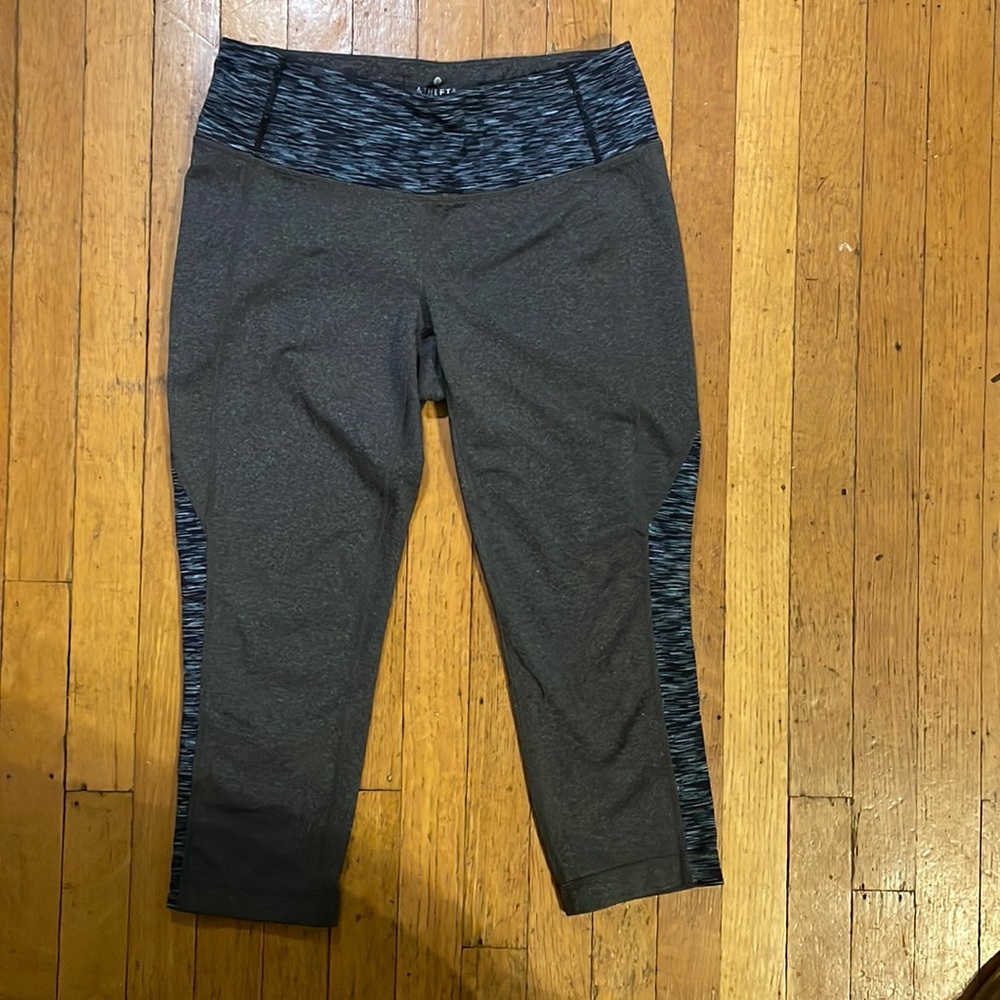 Excellent Ladies M Athleta cropped leggings